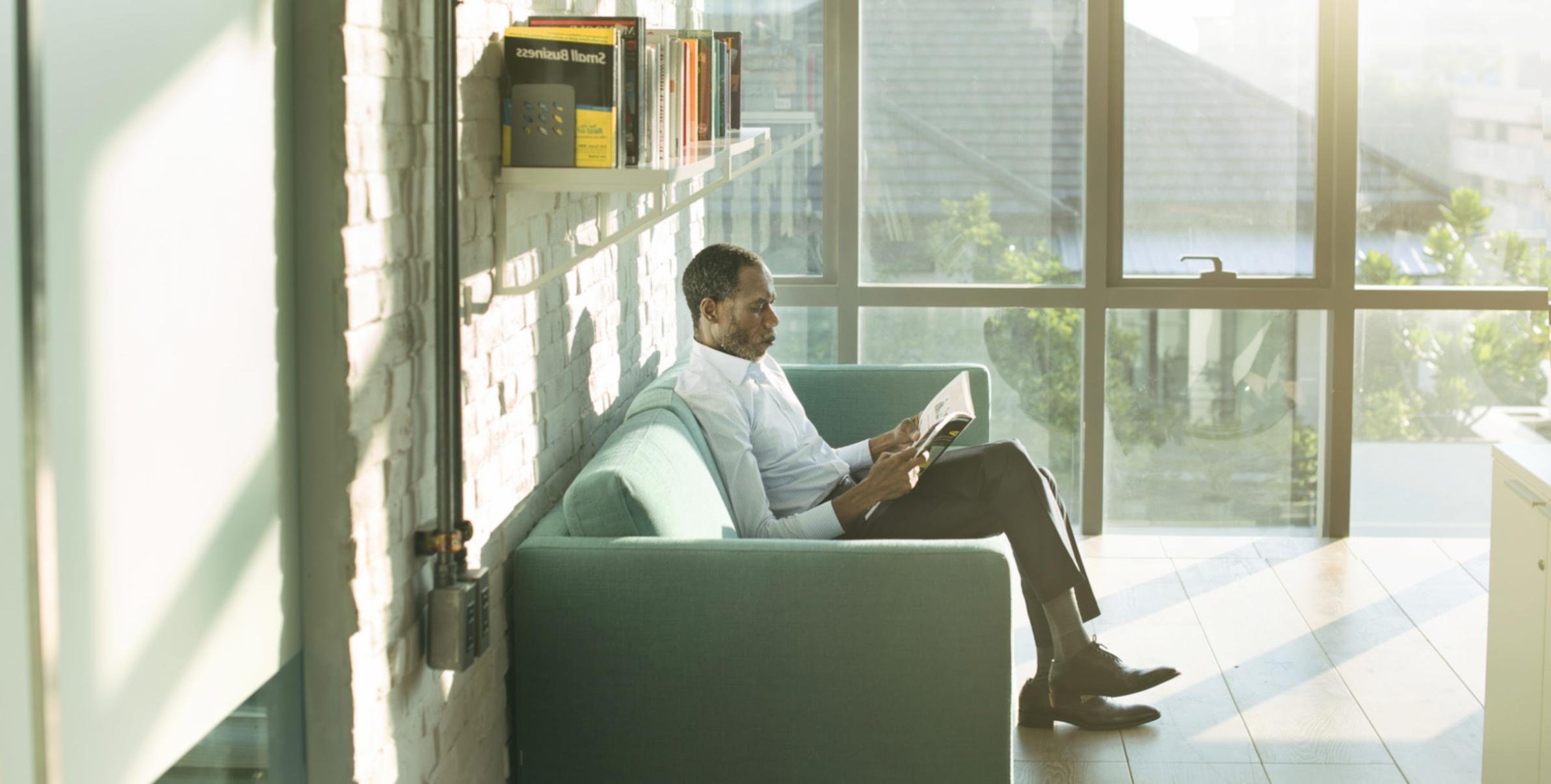 Espace de travail organisé avec documents budgétaires et outils de planification financière