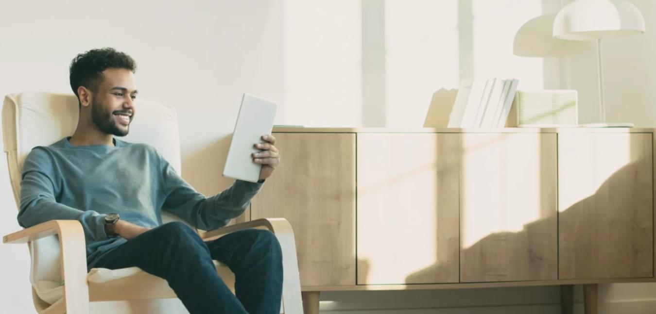 Personne travaillant sur un ordinateur avec documents financiers