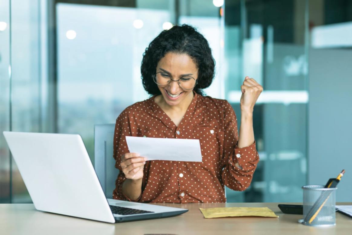 Participant utilisant une application de suivi budgétaire sur tablette