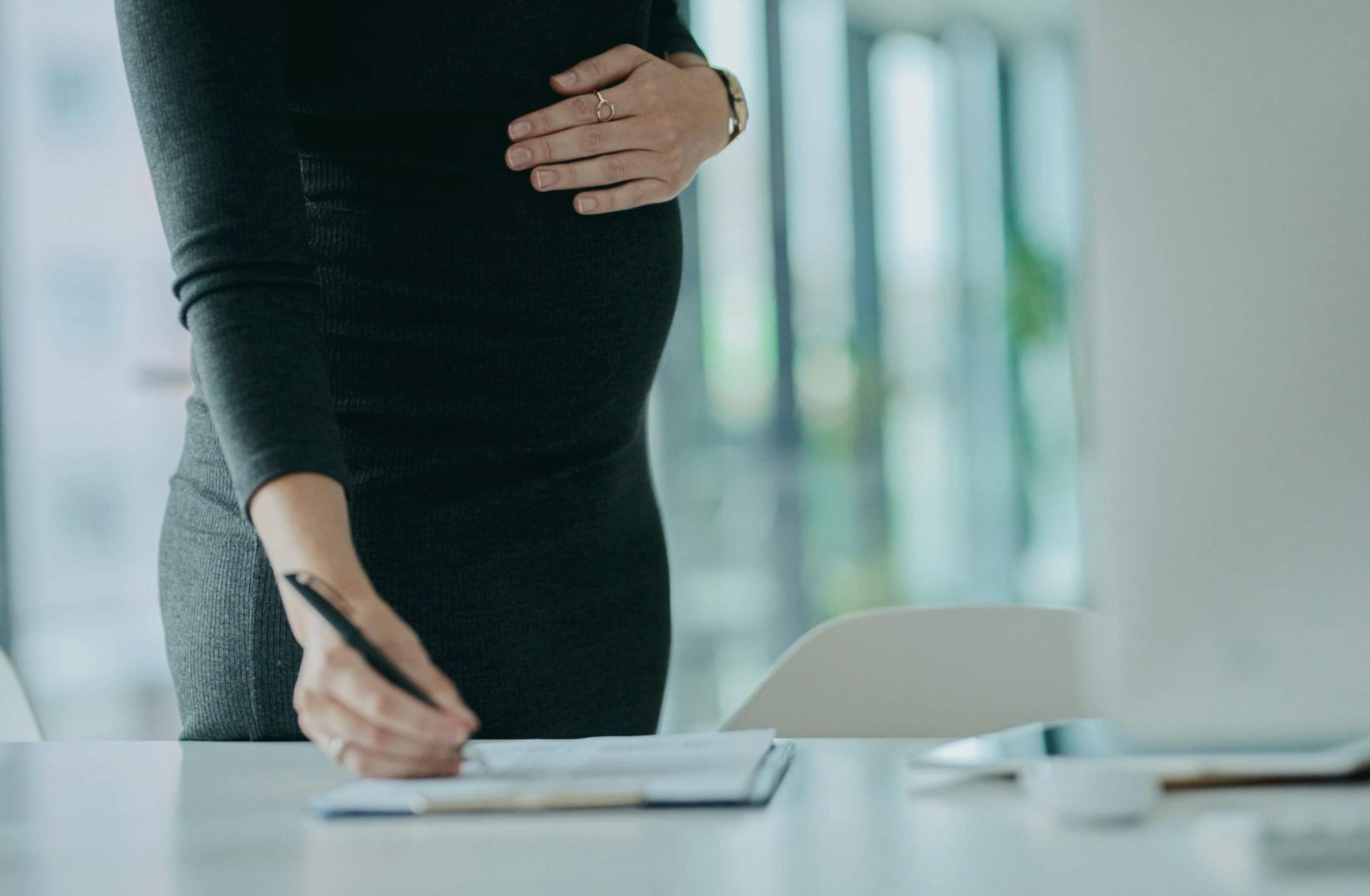 Espace de travail collaboratif avec équipe analysant des données financières