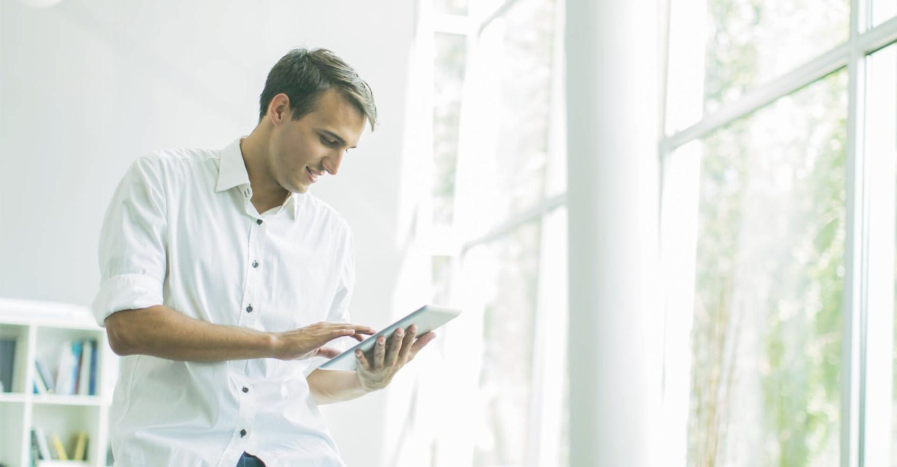 Groupe de participants discutant de stratégies budgétaires lors d'un atelier