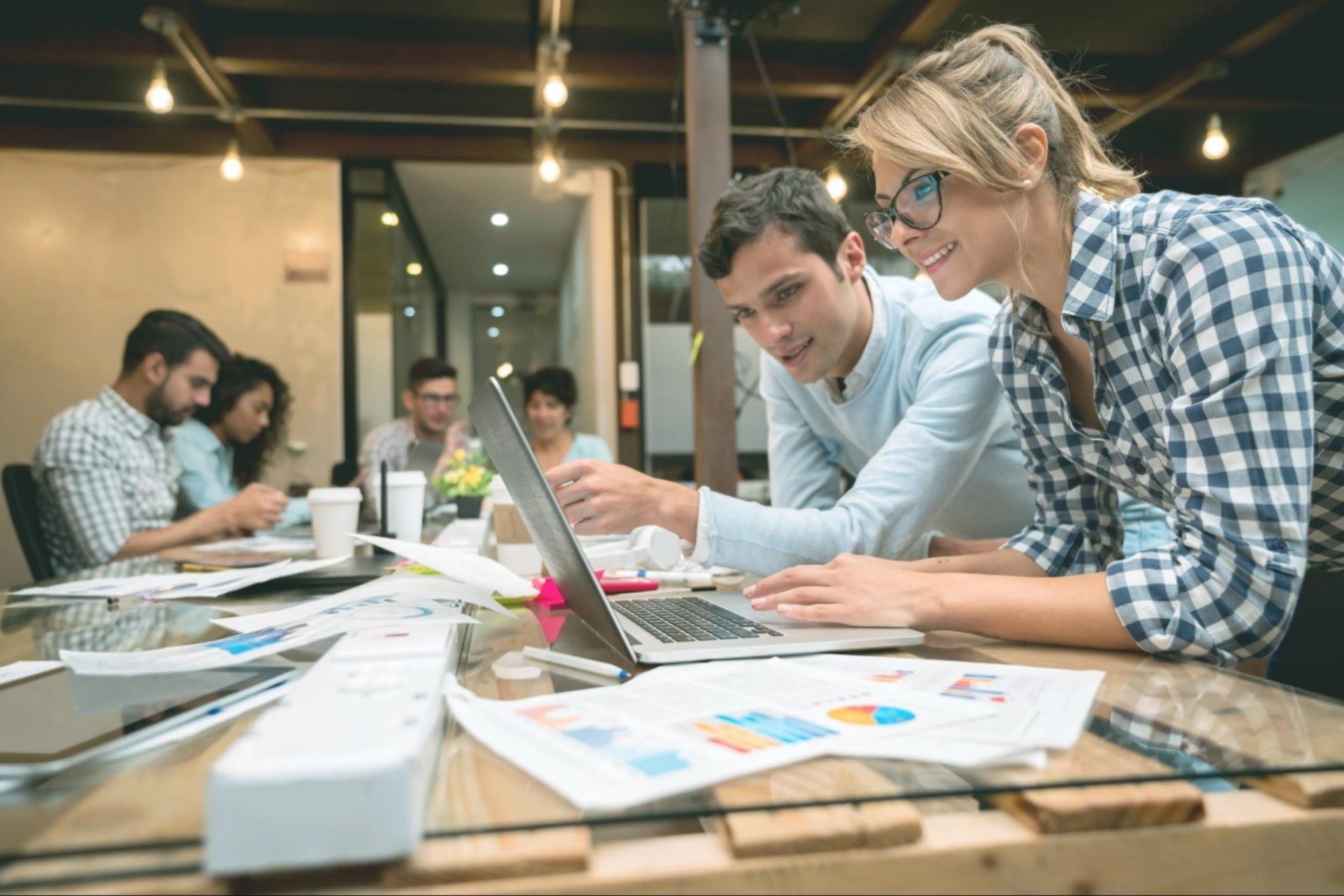 Interface de tableau de bord financier avec graphiques et données budgétaires